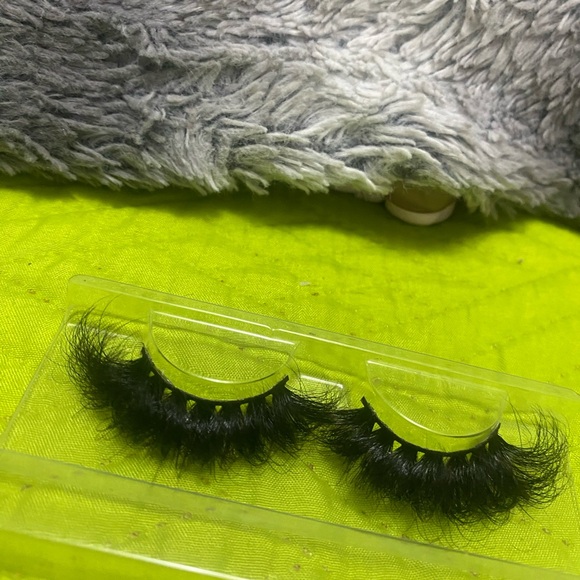 Voluminous Black Lashes for Dramatic Looks - Picture 3 of 4